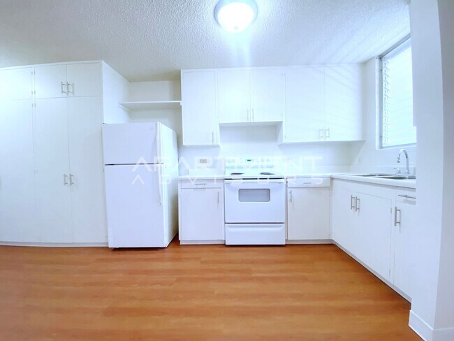 Building Photo - $500 1ST MONTH RENT SPECIAL | LARGE 1BD/1B...