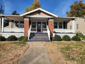 Building Photo - 1119 Maplewood Dr NE