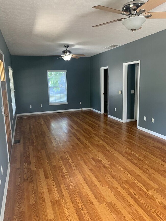 Foto del edificio - ****AVAILABLE AUGUST 2027**** Large 3 bed, 3 bath House with fenced yard