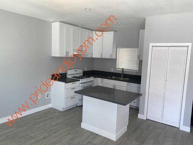 Foto del edificio - 16544 Chatsworth St