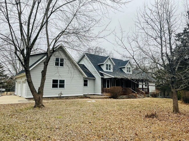 Building Photo - Beautiful Country Home!