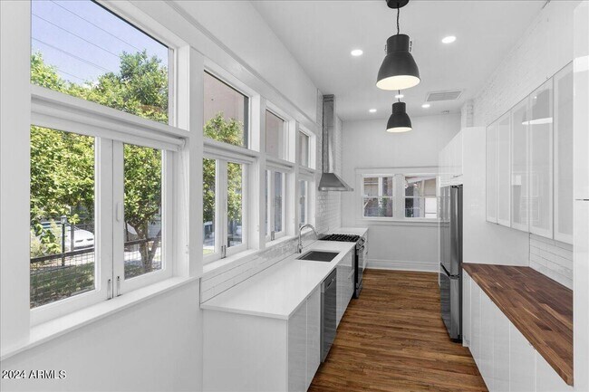 Building Photo - 825 3rd Ave