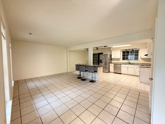 Building Photo - 8720 Mornington Dr