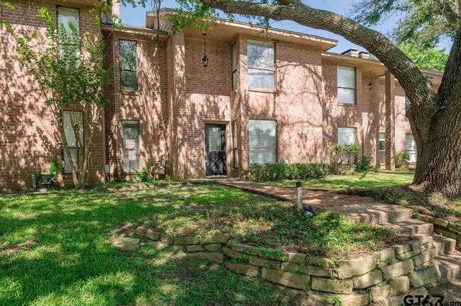 Building Photo - 5825 Hollytree Dr