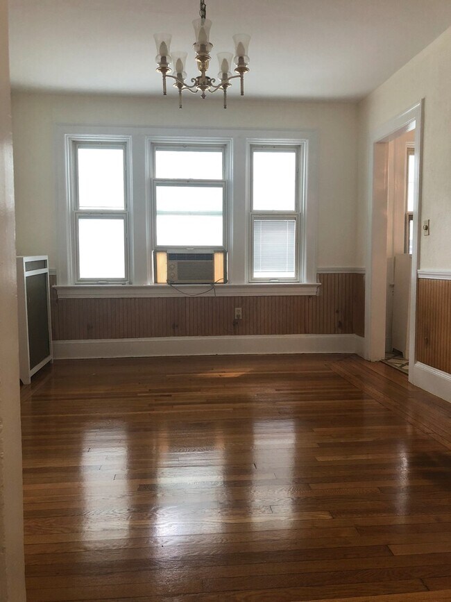 Building Photo - 423 - 425 Wayland Avenue