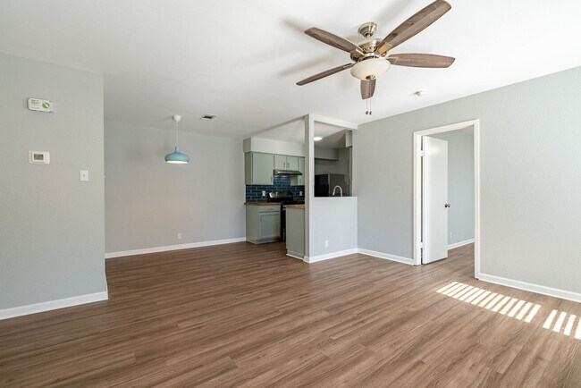 Foto del edificio - Charming 3-Bed Willowbend Home: Fireplace, Stainless Appliances, Garage, and Spacious Backyard!