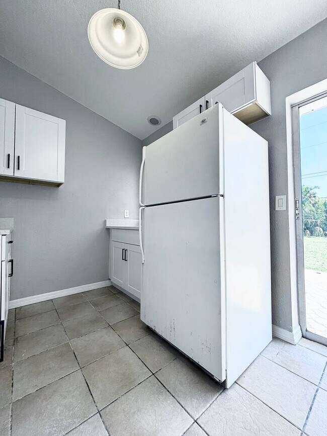 Foto del edificio - 4133/4135 SW 7th Pl Duplex