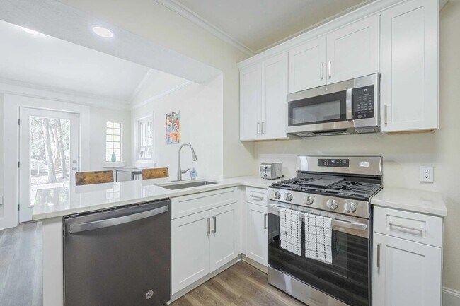 Foto del edificio - 5 Bedroom 3 Bathroom Pre-Leasing – August 2026