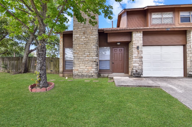 Building Photo - 1302 Royal Crest Dr