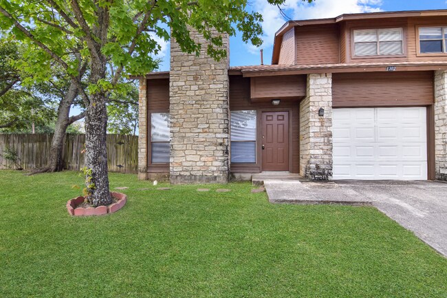 Foto del edificio - 1302 Royal Crest Dr