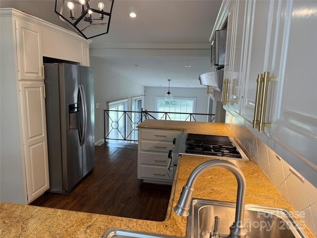 Building Photo - 2610 Providence Rd