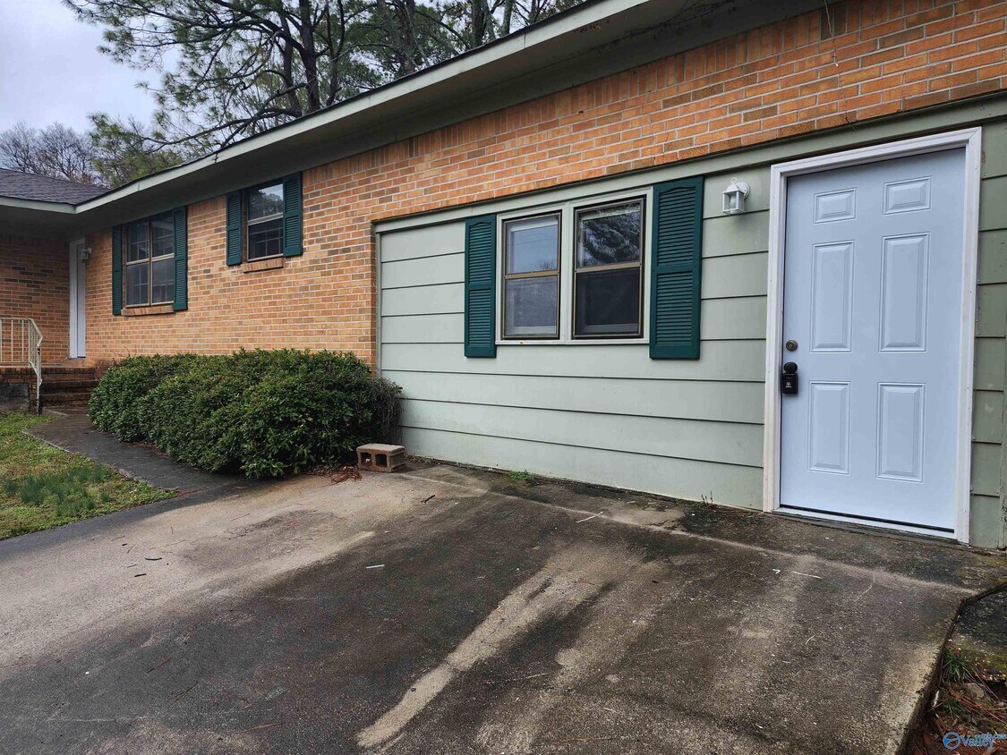 Primary Photo - 2606 Laverne Dr NW