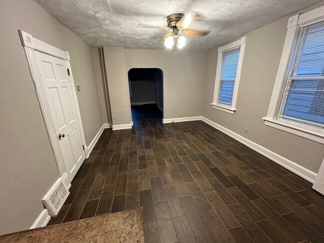 Building Photo - Gorgeous 2BED/1BATH Riverwest Lower