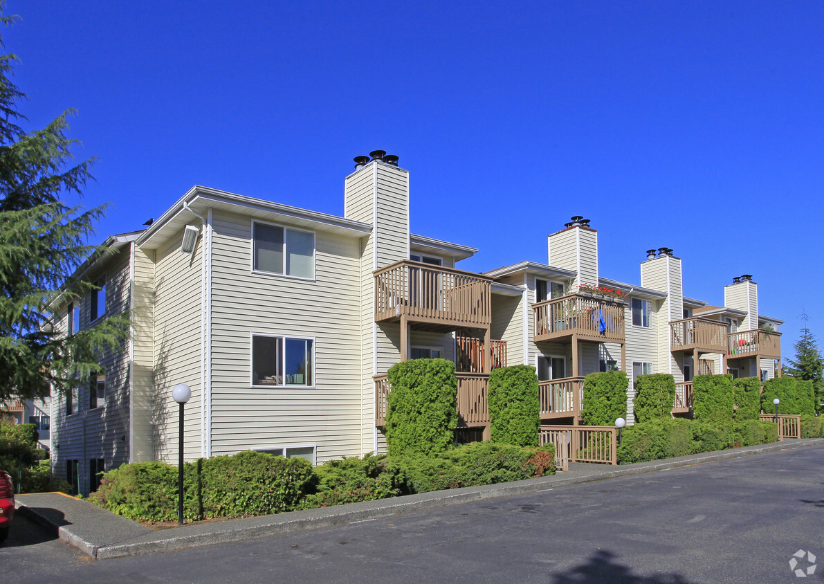 Primary Photo - AMBER GLEN APARTMENTS