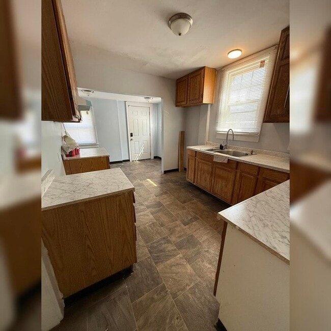 Foto del edificio - 1410 E Blake Ave