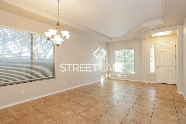 Building Photo - Huge 3 bedroom home in Phoenix!
