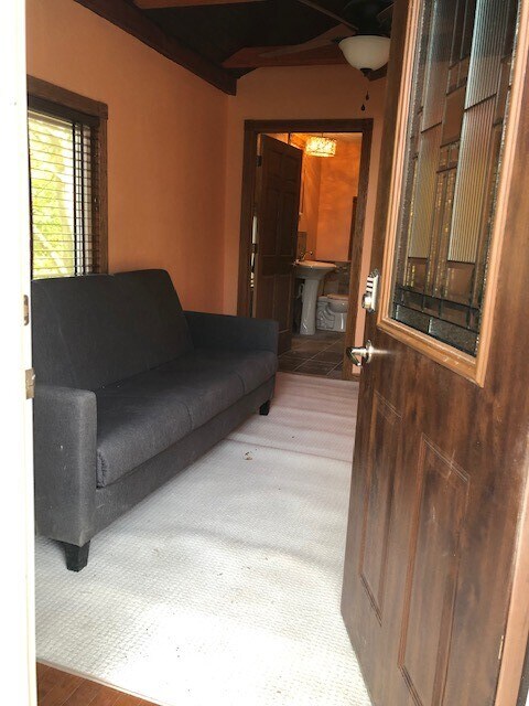 Sala de estar a nivel de la calle con vista al baño. - 9031 E Circle Dr S