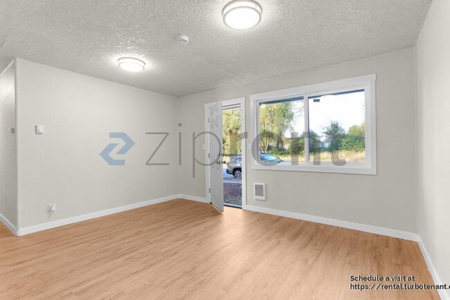 Building Photo - 1502 Kirkland Ave NE Building Photo - 1502 Kirkland Ave NE