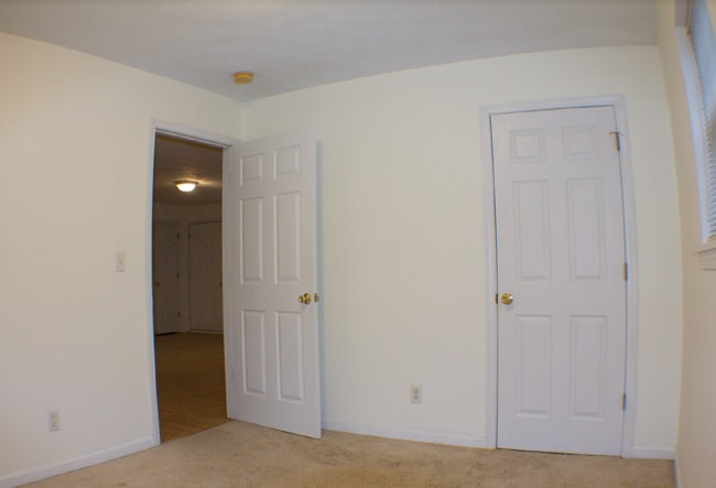 Building Photo - 2 bedroom 1 bath upper floor apartment.