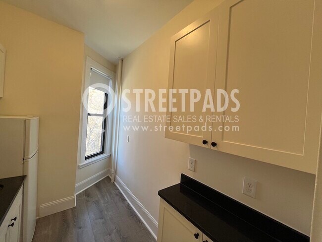 Building Photo - 504 Beacon St