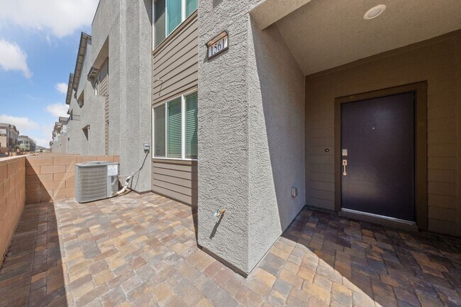 Foto del edificio - Brand New 3 Bedroom Townhome with Premium Upgrades & Resort-Style Amenities!