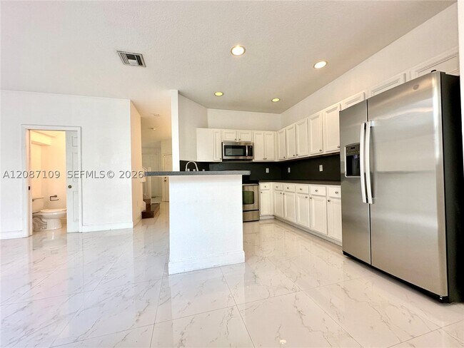 Foto del edificio - 20733 NE 10th Ct