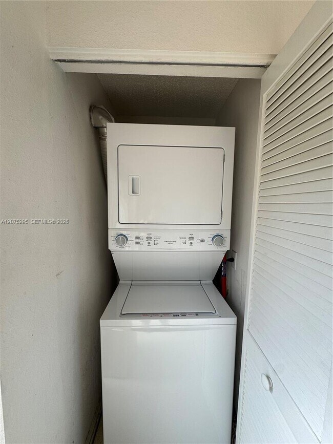 Foto del edificio - 8207 San Carlos Cir