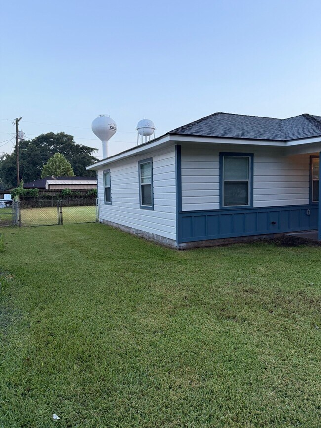 Building Photo - 1105 Woodbine Dr