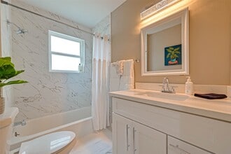 Building Photo - 5330 Hialeah Dr