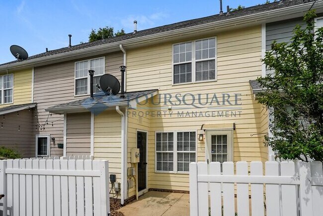 Building Photo - Townhome | Washer/ Dryer Included | Privat...