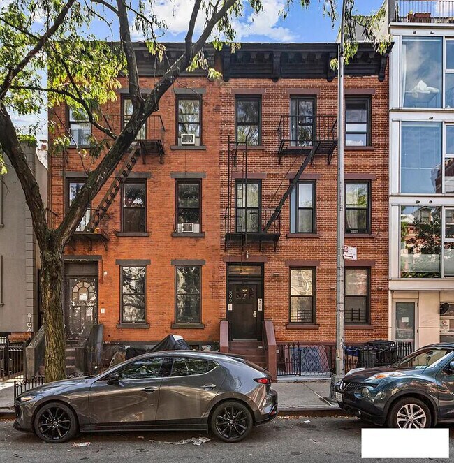 Building Photo - 806 Dean St