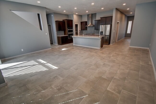 Building Photo - Immediate Move In Available!