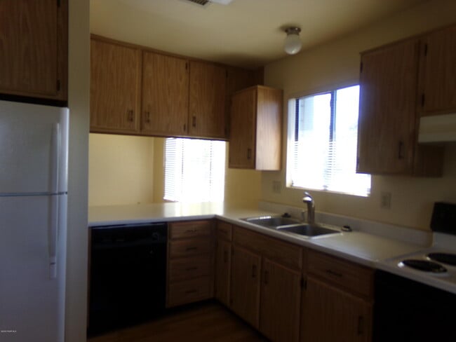 Building Photo - 330 S Alarcon St