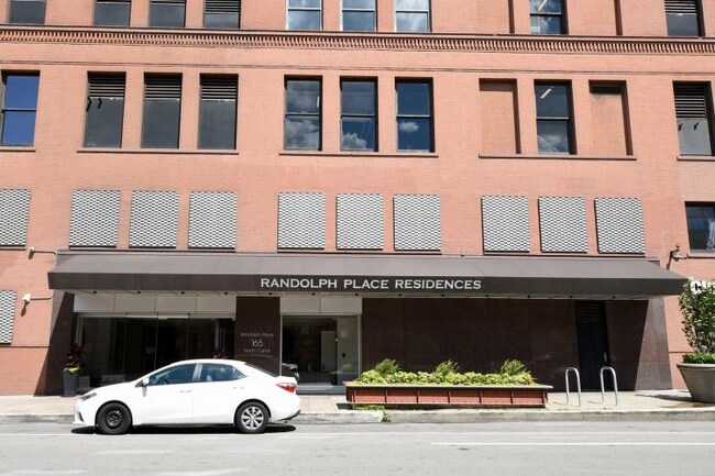 Foto del edificio - 165 N Canal St