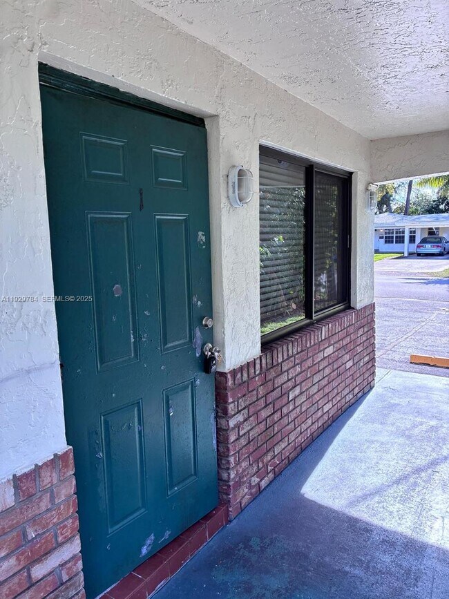 Foto del edificio - 1028 NE 39th Dr