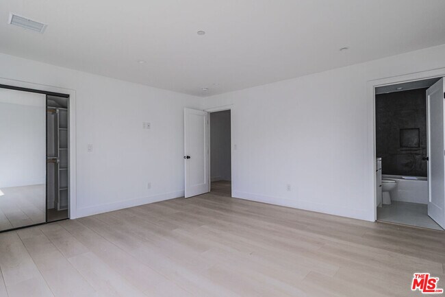 Foto del edificio - 11812 Gilmore St