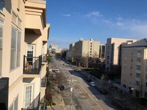 Building Photo - 601 Main St