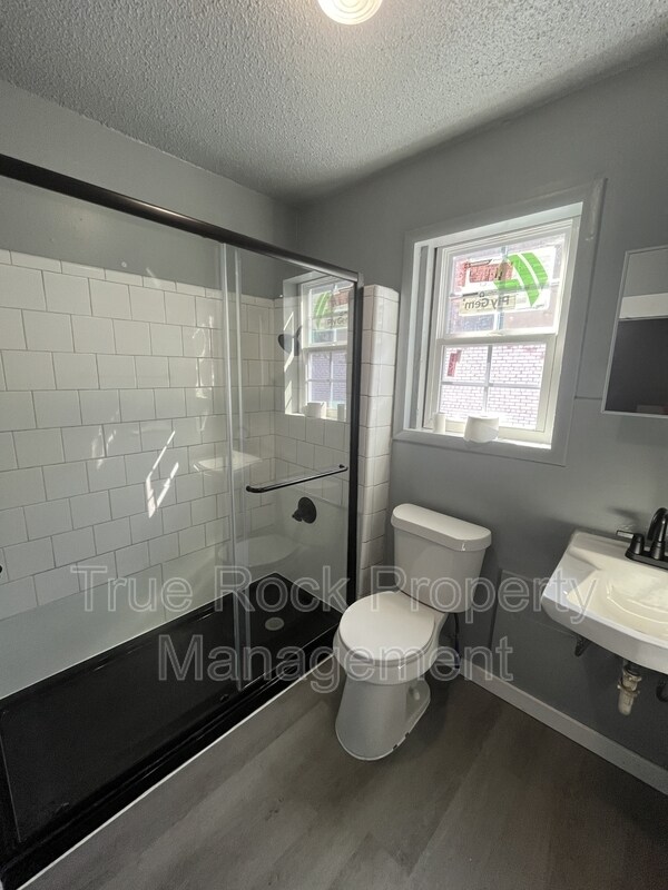 Building Photo - 405 1/2 W 10th
