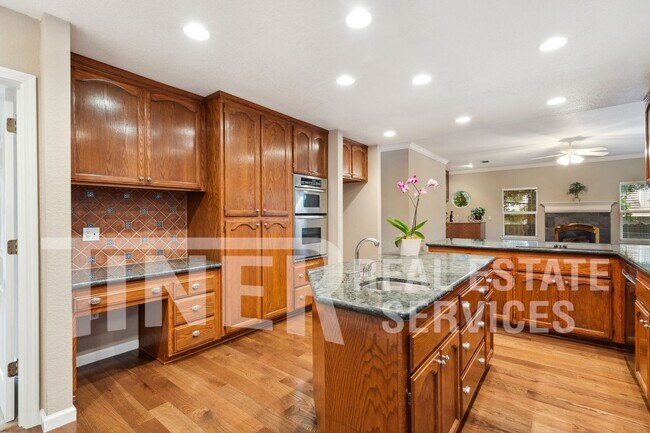 Foto del edificio - Stately 4 bedroom Home  - Tier 1