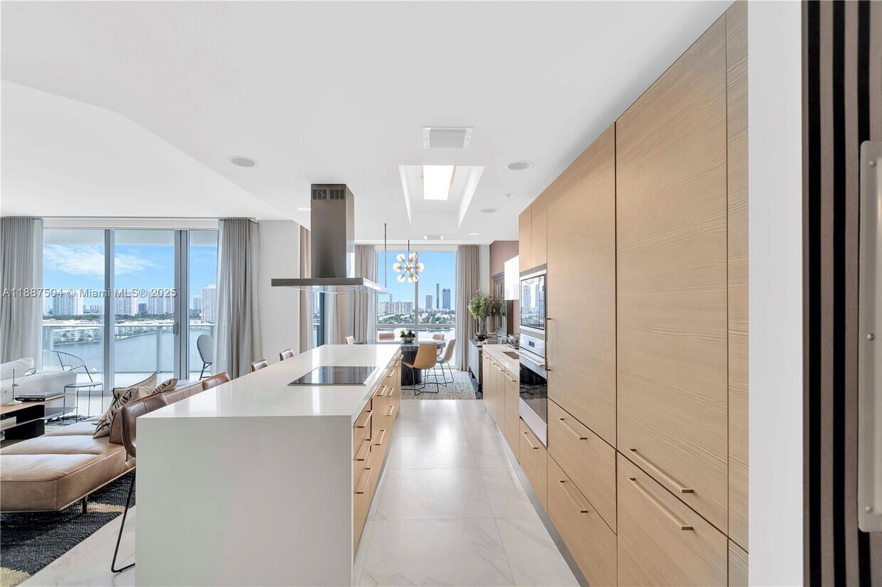 Foto principal - 17111 Biscayne Blvd
