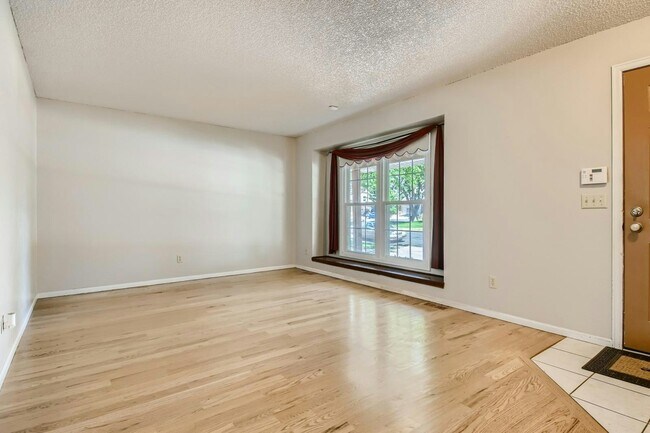 Foto del edificio - 13245 Monroe Way