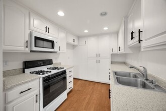 Building Photo - 1512 Sherwood Village Cir