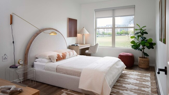 Amplio dormitorio tipo apartamento con pisos estilo madera. - Griffis at The Domain