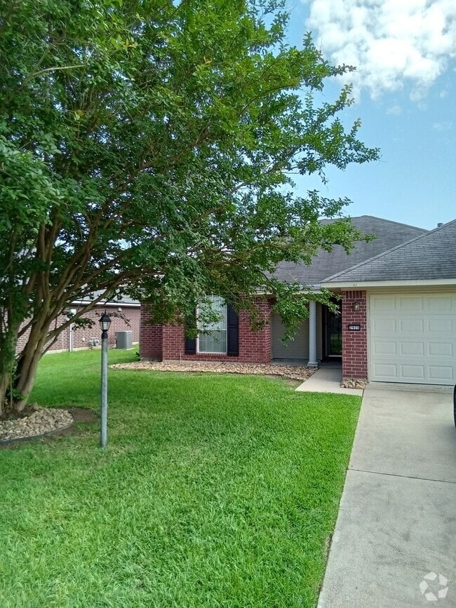 Building Photo - 2920 Le Oaks Dr