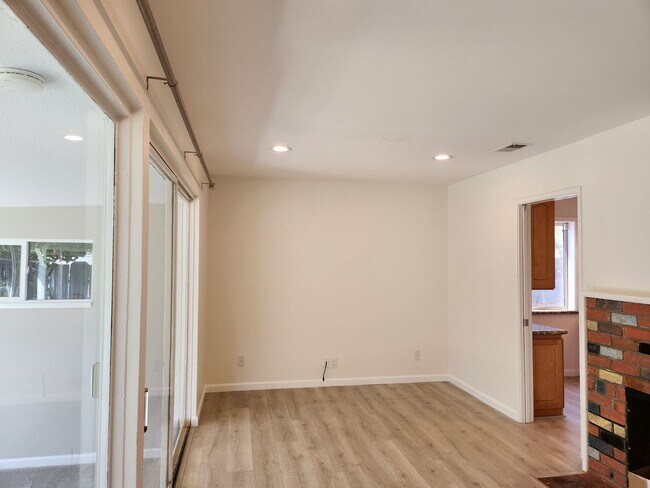 Building Photo - Light and Bright Single Family Home