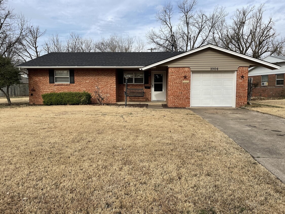 Primary Photo - 1004 Carlisle Cir
