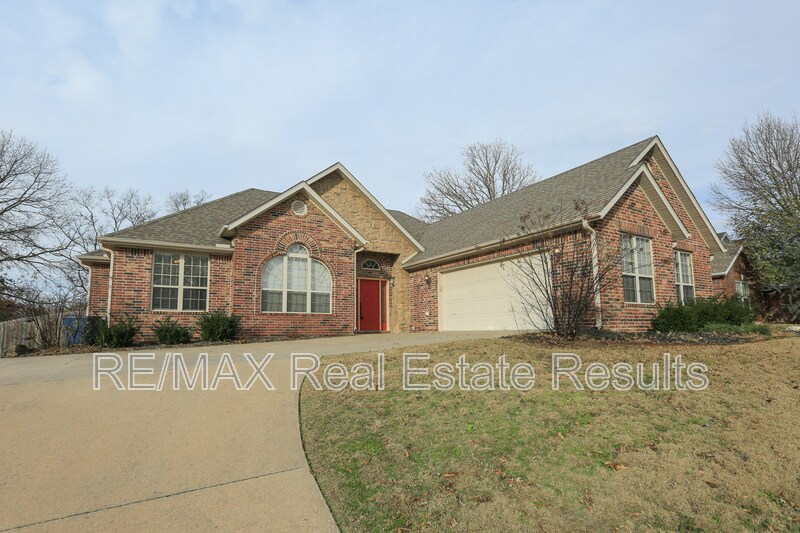 Primary Photo - 303 NW Palomino St