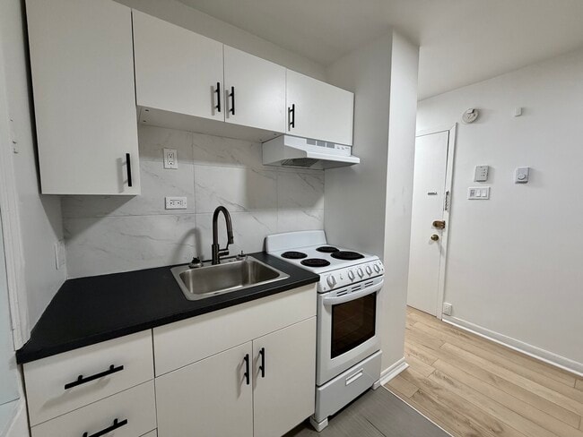 Photo du bâtiment - 2405 Belanger - 1 bedroom