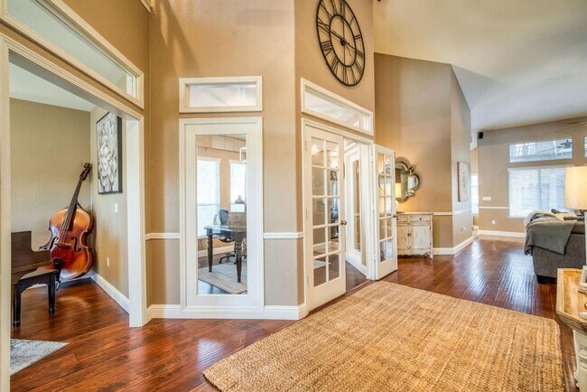 Building Photo - Gorgeous Buchanan 5/3 with Pool!