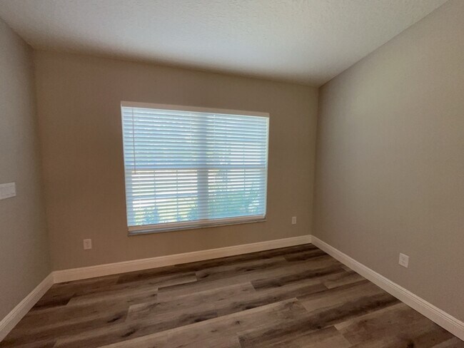 Building Photo - 1866 W Hialeah Dr